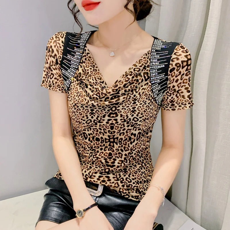 Женская футболка с коротким рукавом V-образным вырезом |