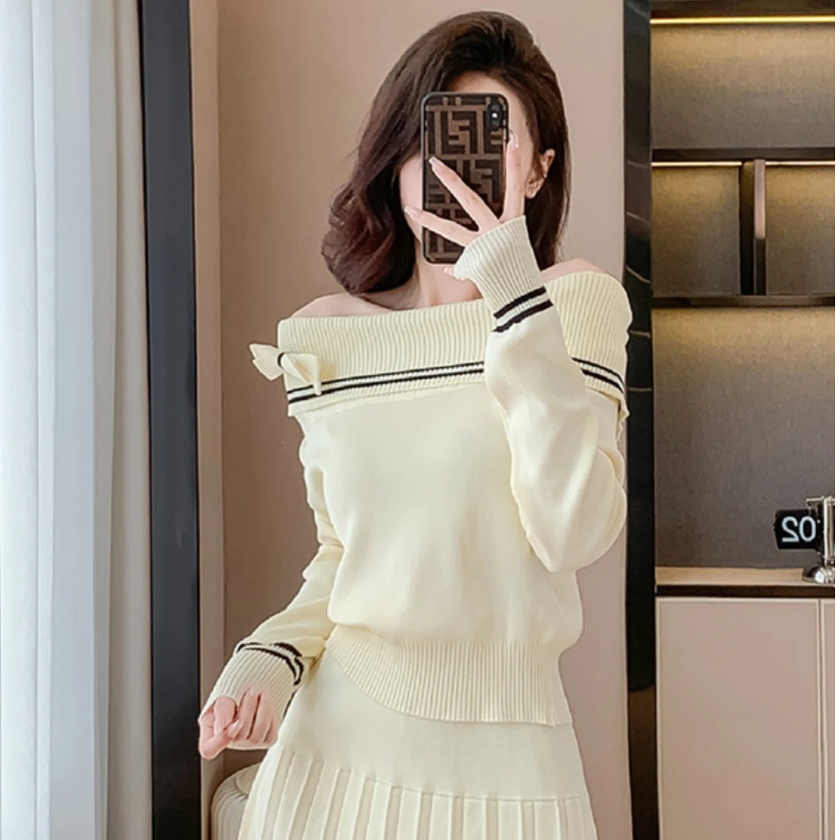 Женский трикотажный свитер с открытыми плечами и длинным рукавом