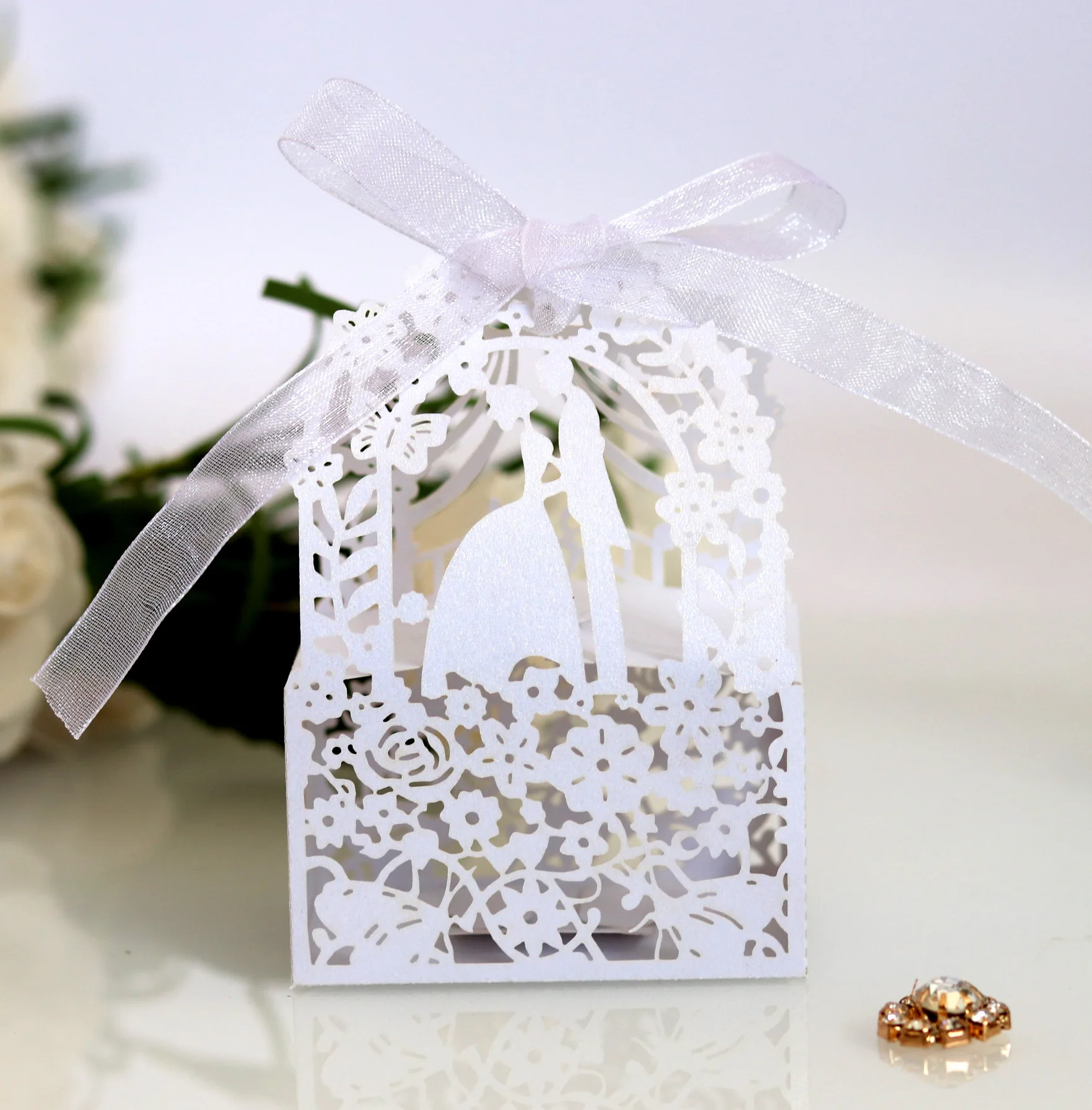 

Hollow Lace Gift Boxes Packaging for Boutique Festival Wedding Party Decoration Bride Groom Pink Candy Storage Box with Ribbons
