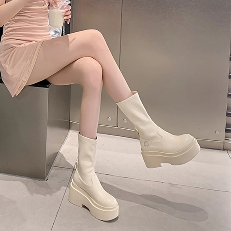 Женские сапоги на толстой подошве увеличивающие высоту 6-8 см высокие средней