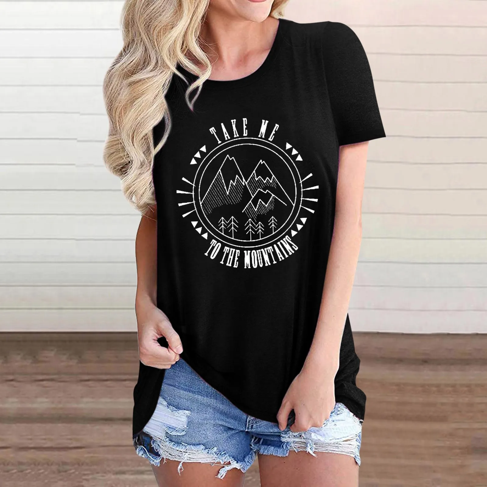 

Женская летняя рубашка с коротким рукавом и графическим принтом