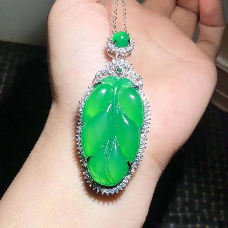 

Agate Green Chalcedony Inlaid Leaf Pendant Women's Overnight Fame Fashion Necklace Pendant