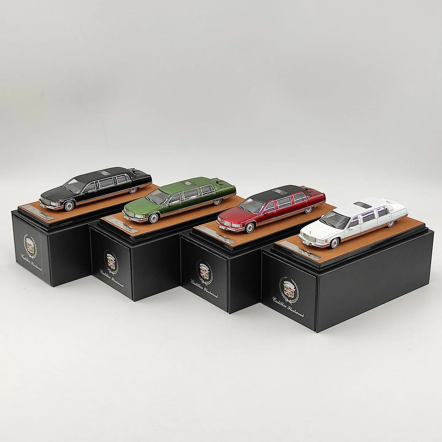 Фото Масштабная модель автомобиля Cadillac Wood Extended Edition Fleetwood из сплава, 1:64, Diecast Xiaoguang №1