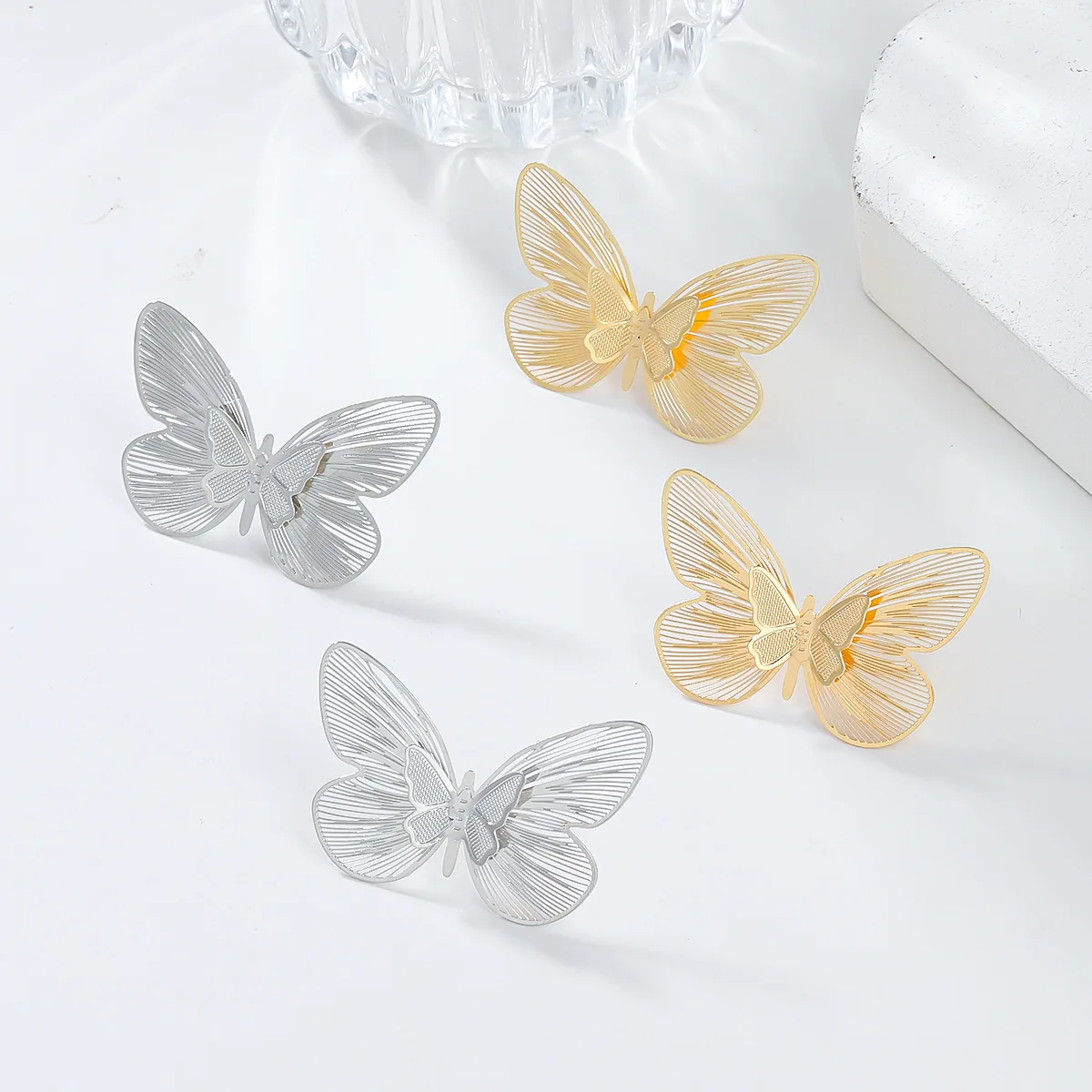 Женские металлические серьги в виде бабочек