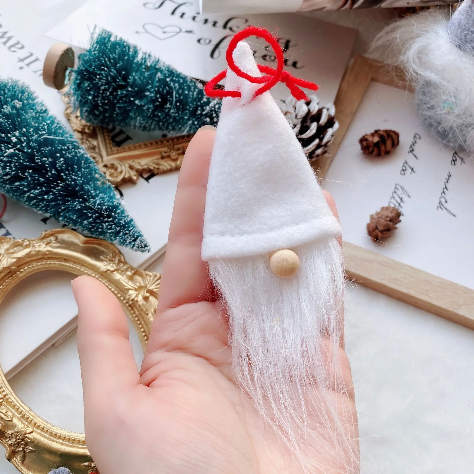 

Рождественский гном-подвеска