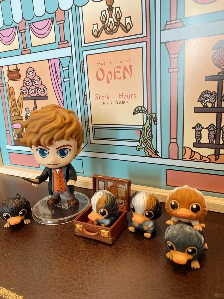 Фото Коллекционный набор Hot Toys Cosbaby: Фантастические твари и где-то далеко на севере - преступления Грин-Вальда, Ньют Скэндер и Ниффлёр, со сменными частями тела. №2