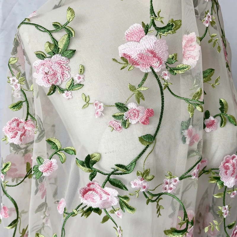 Сетчатое платье-Ципао с вышивкой и цветами из ротанга |