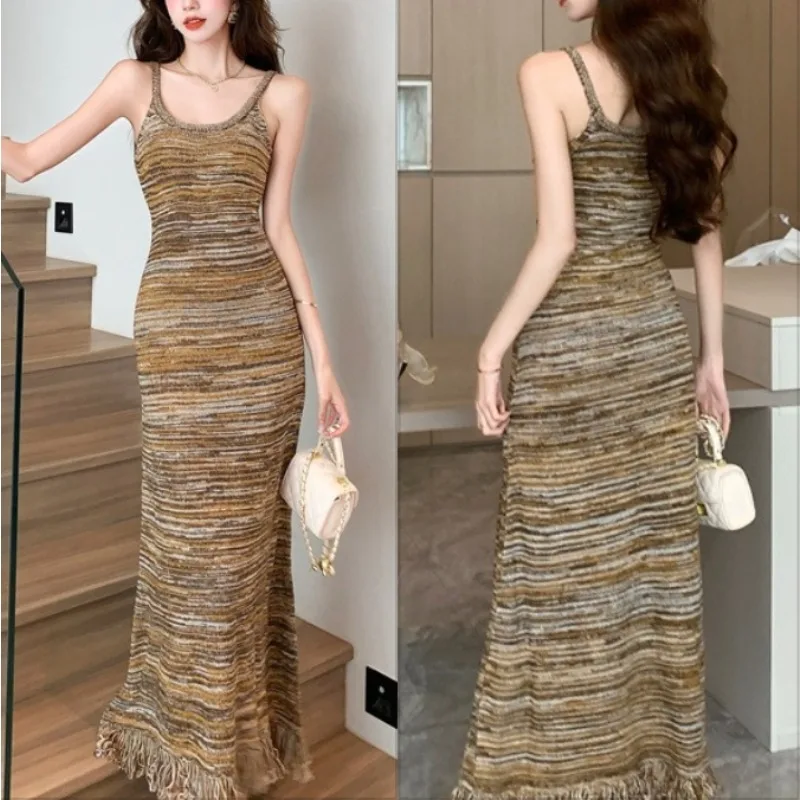 Вязаное длинное платье в полоску с кисточками женское макси на подтяжках