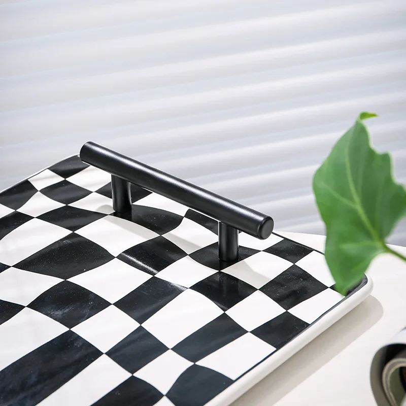 Квадратный керамический поднос с шахматным узором в скандинавском стиле черный
