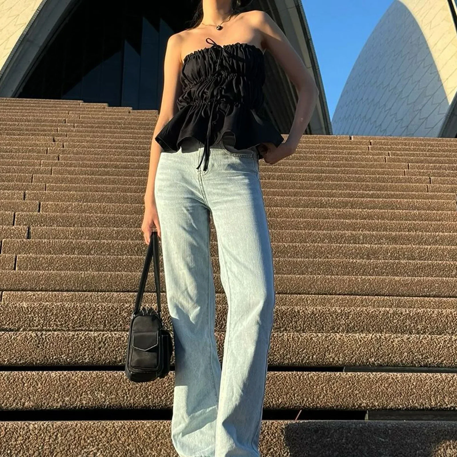 Женский летний топ без рукавов однотонный с открытыми плечами и рюшами на