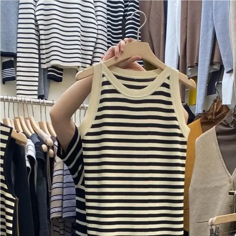 Женское трикотажное платье в полоску повседневное длинное без рукавов с круглым