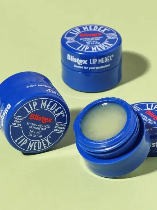 помада lip balm увлажняющий бальзам для губ. нивея синяя помада. бальзам для губ шарик care lip balm. гигиеническая помада с уф защитой. блистекс blistex бальзам для губ medex 7 гр.
