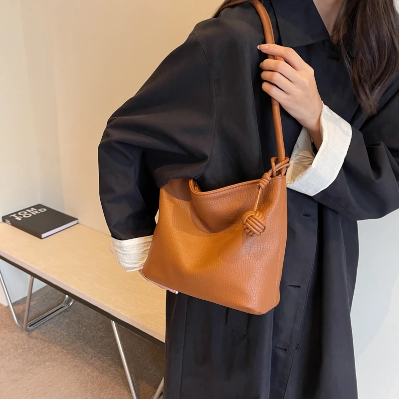 

Простая дизайнерская сумка-ведро через плечо для женщин 2023 Роскошные брендовые маленькие сумки на плечо из искусственной кожи трендовая сумка и кошельки