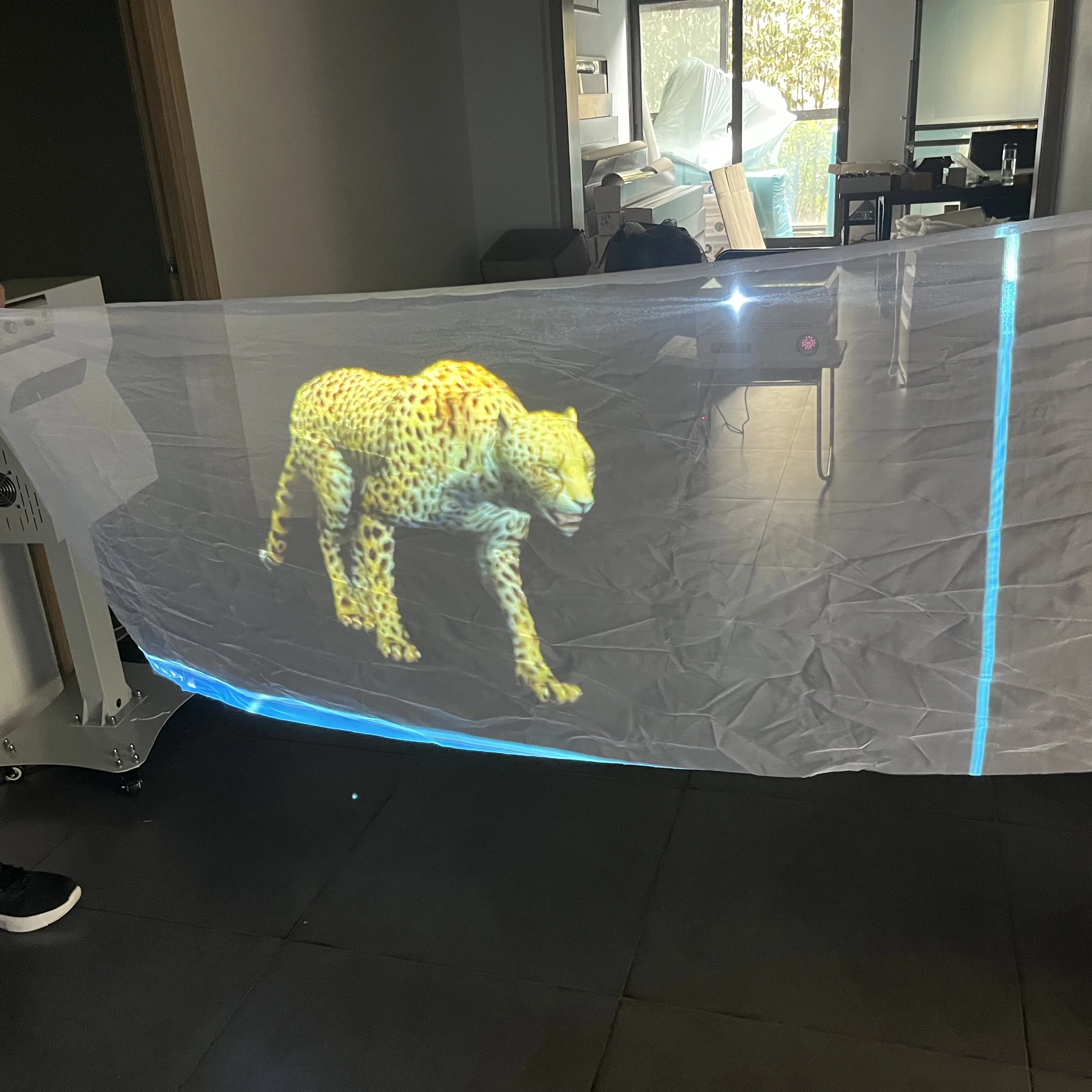 Для голографического проекционного экрана Aoto