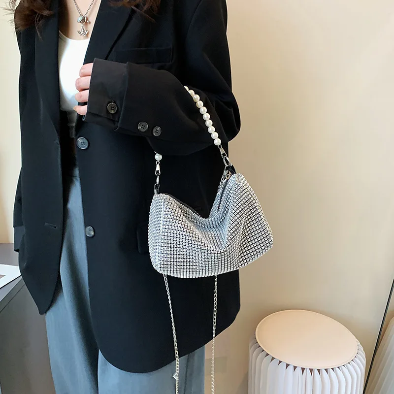 Сумка на плечо женская из мягкой кожи с бриллиантами и кольцом 2022 |