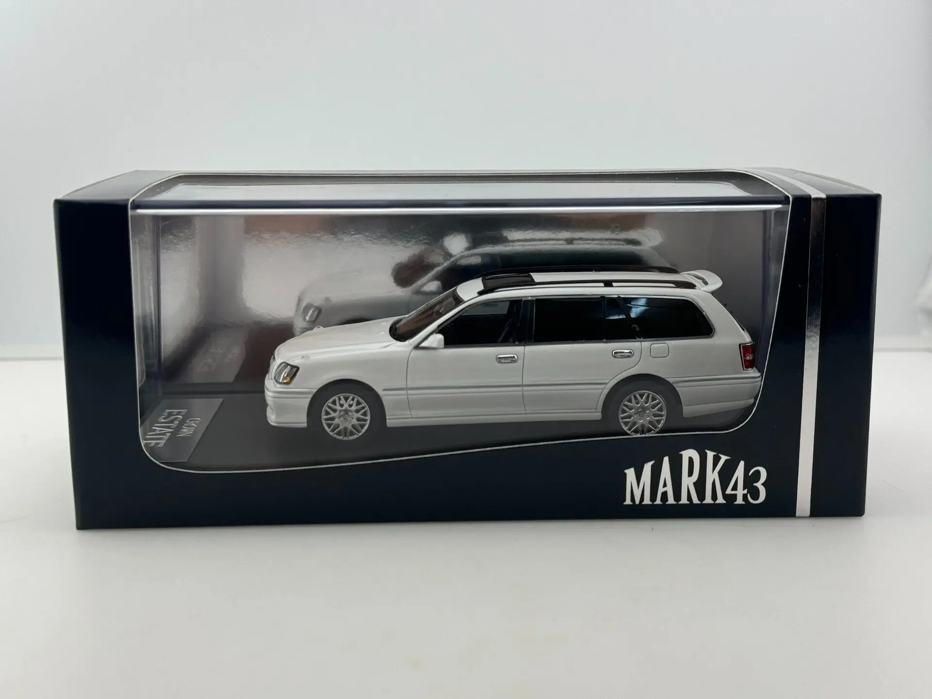 Фото Модель автомобиля Toyota Crown Mark43 в масштабе 1/43 из смолы №1