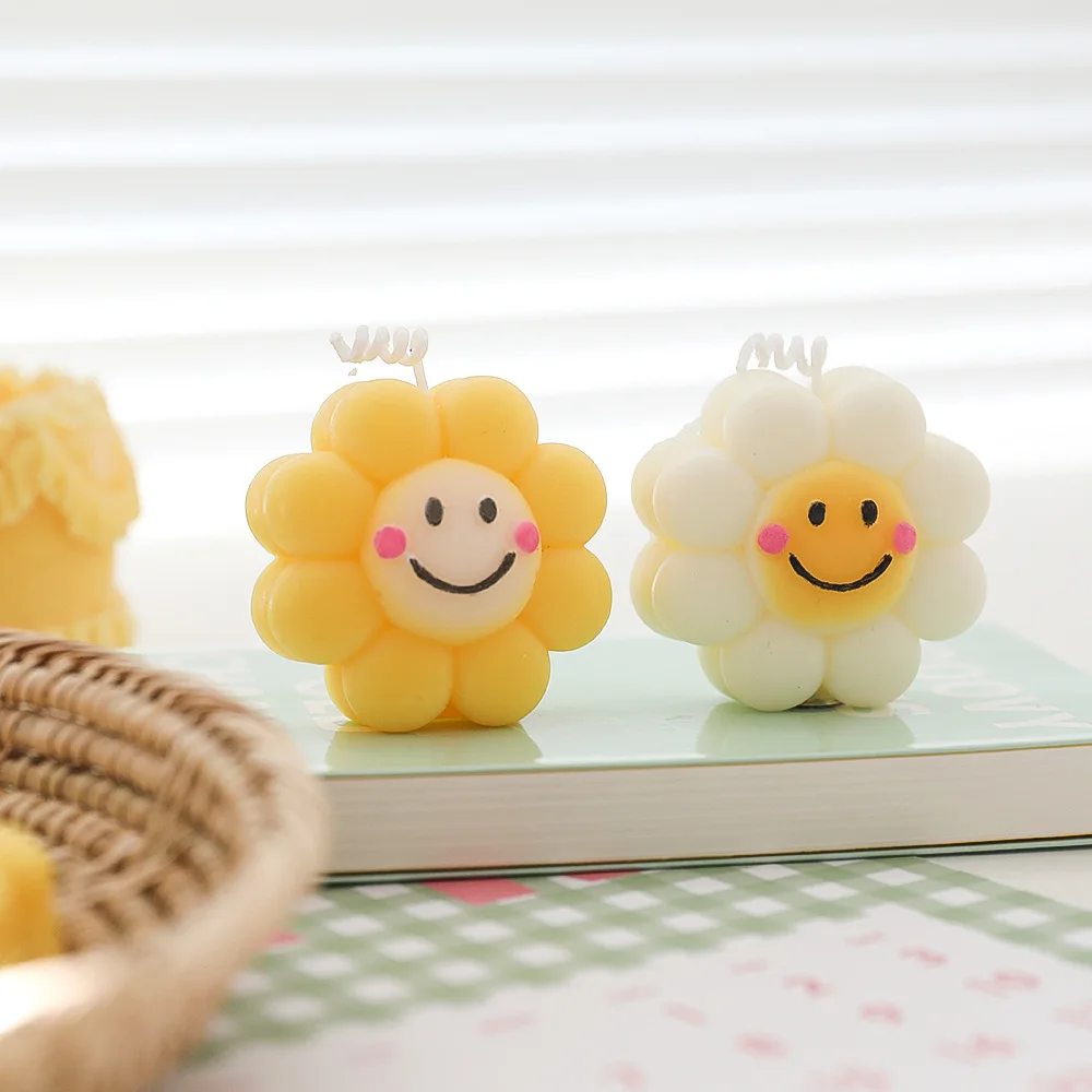 

Kawaii Smile Flower Candle Handmade Soy Wax Scented Candles Relaxing Aromatherapy INS Photo Props Home Decoration Birthday Gifts