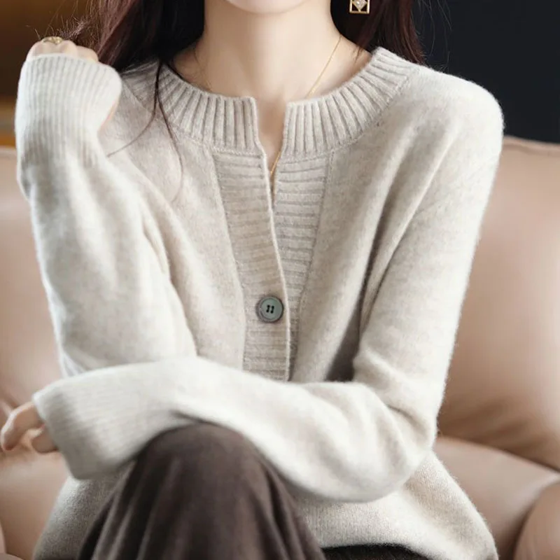 Однотонный вязаный кардиган с V-образным вырезом на осень/зиму