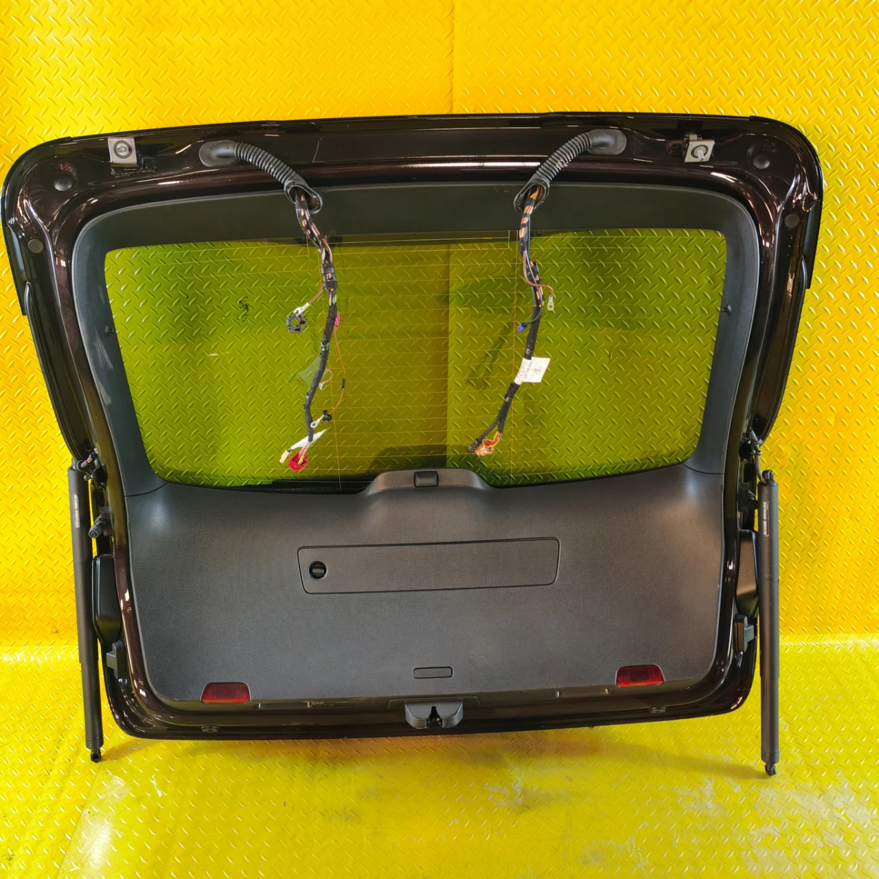 Рисунок 4 - Оригинальная сборка крышки багажника