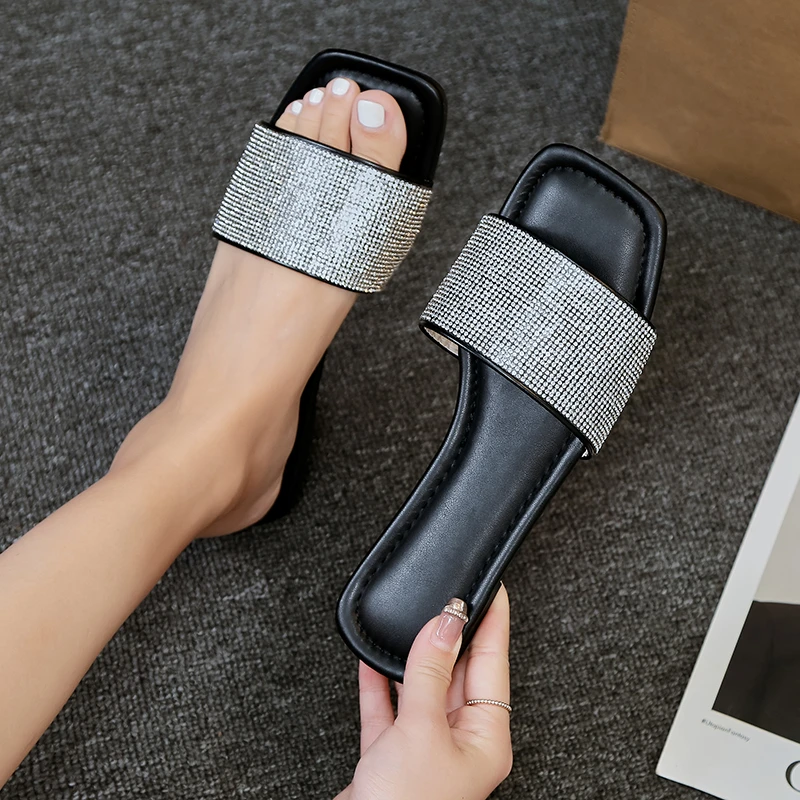 

Новинка лета 2023, блестящие женские тапочки с открытым носком, женская модель, модные уличные женские сандалии, женские пляжные туфли на плоской подошве