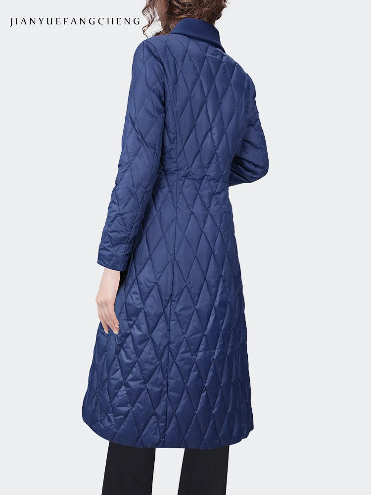 Женский зимний длинный пуховик выше колена с вышивкой павлином и длинным рукавом