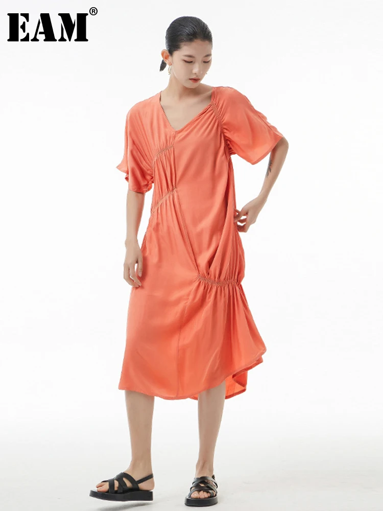 

[EAM] Women Orange Pleated Irregular Long Big Size Dress New V-Neck Short Sleeve Loose Fit Fashion Spring Summer 2022 1DE8243