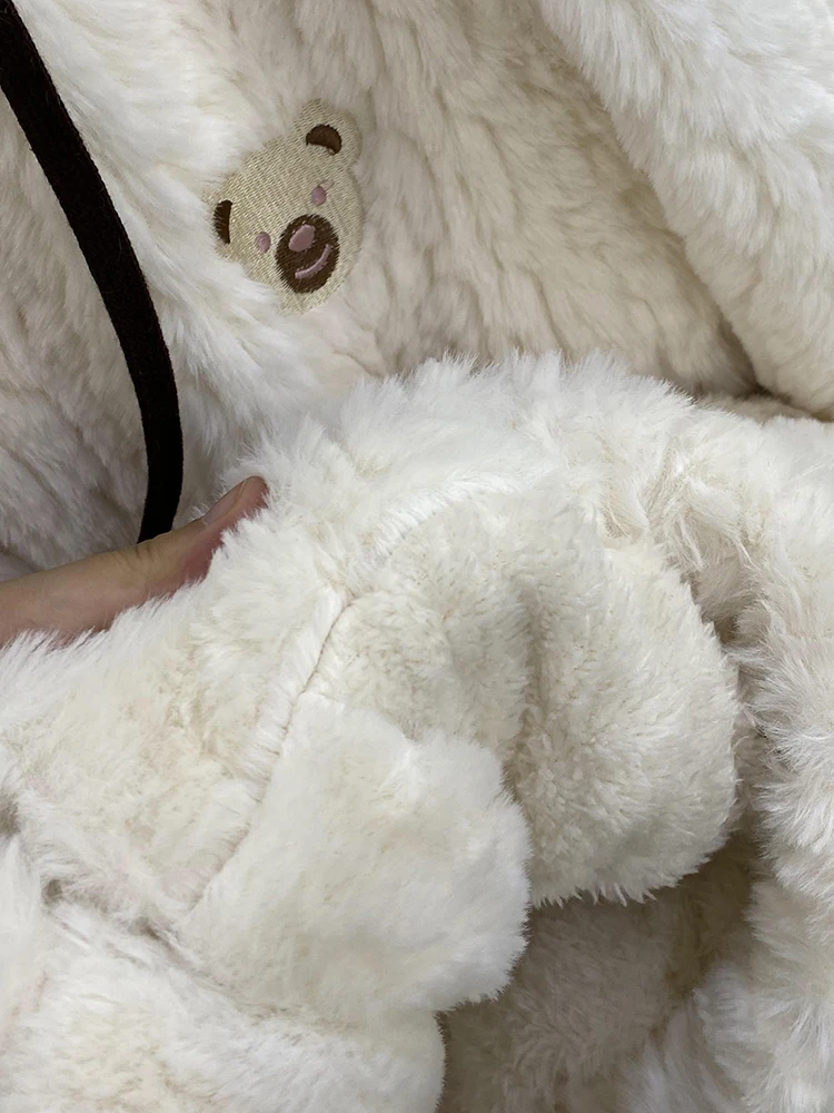 Верхняя одежда с капюшоном из искусственного меха норки и длинными рукавами