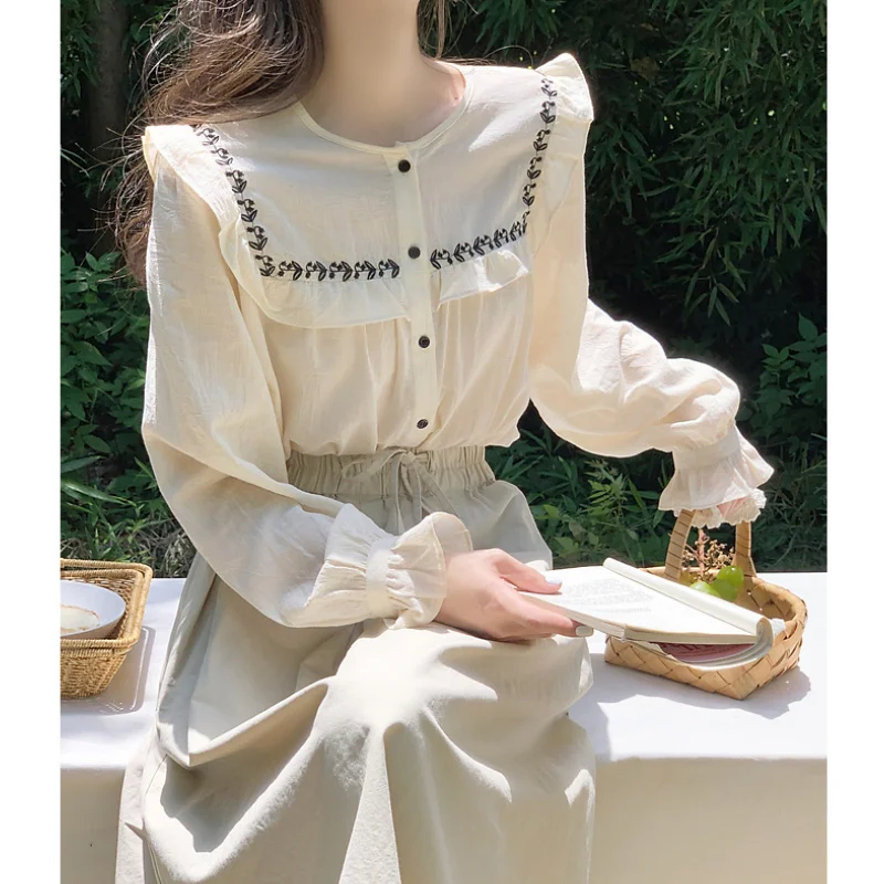 

Женская рубашка Весенняя бежевая рубашка с вышивкой корейская мода винтажная для отдыха Новинка 2023 Женская шикарная Повседневная Блузка с ...