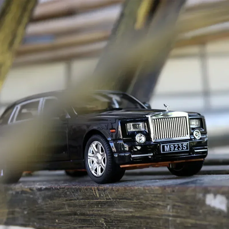 Модель автомобиля из сплава в масштабе 1:24 Rolls Royce Phantom металлическая Игрушечная