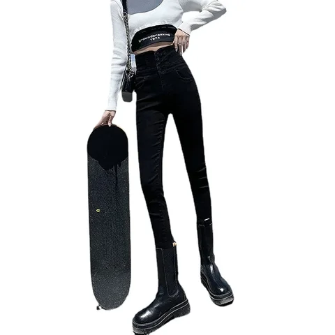 Қатты жопы бар сексуалды брюнетка