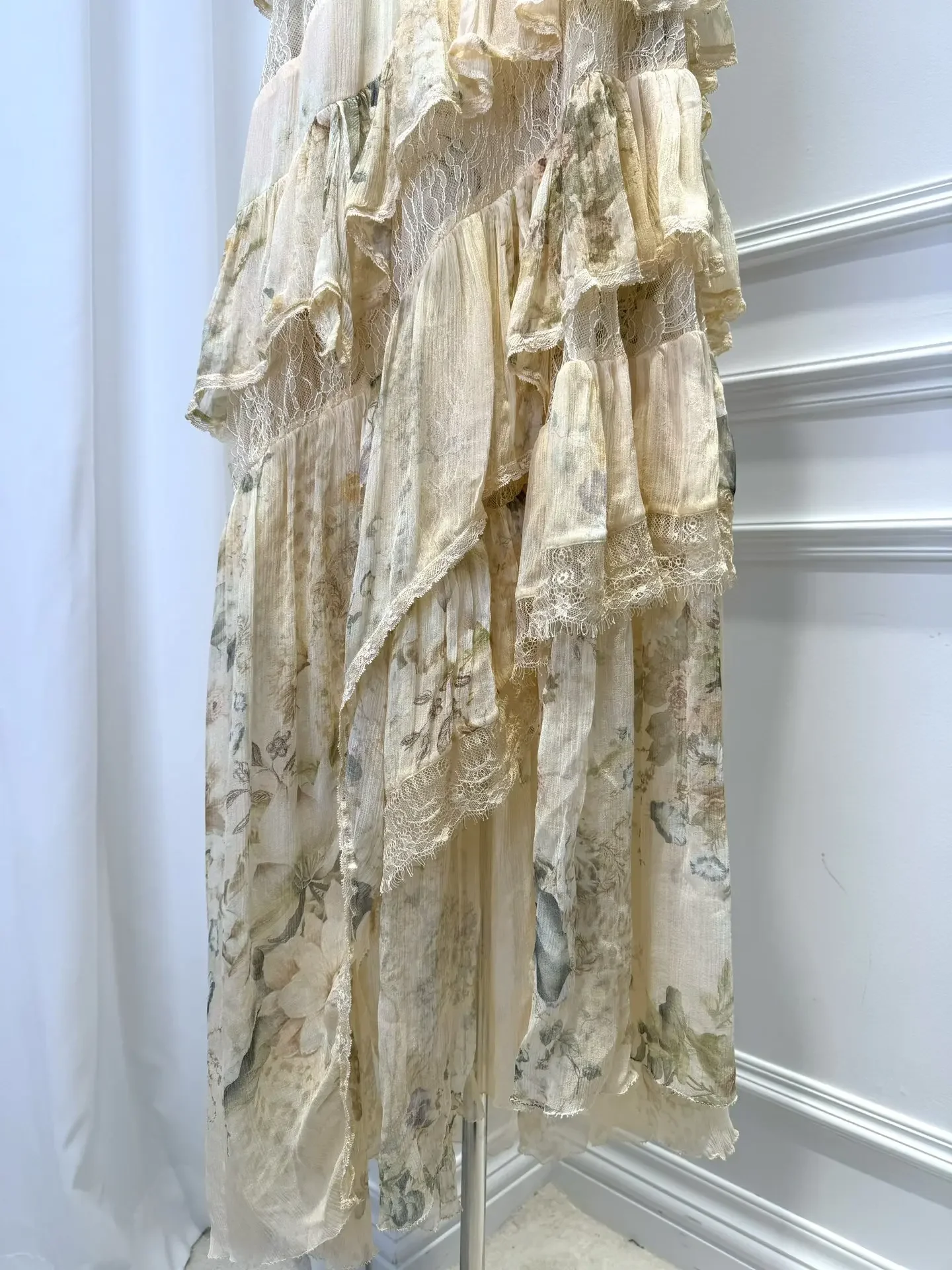 Женское шелковое платье с оборками многослойное длинное без бретелек кружевом и