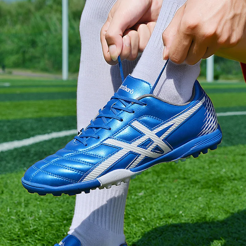 2022 New Fashion Low Football Shoes Men Women Grass Long Spike Soccer Sneakers Men Outdoor Light Futsal Cleats zapatos de futbol