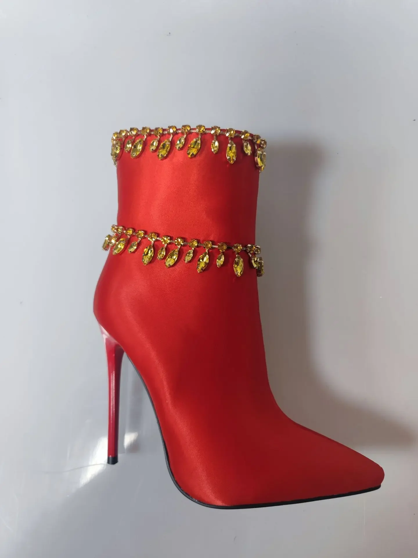 Ботинки на шпильке с острым носком украшенные стразами и бисером ботинки высоком