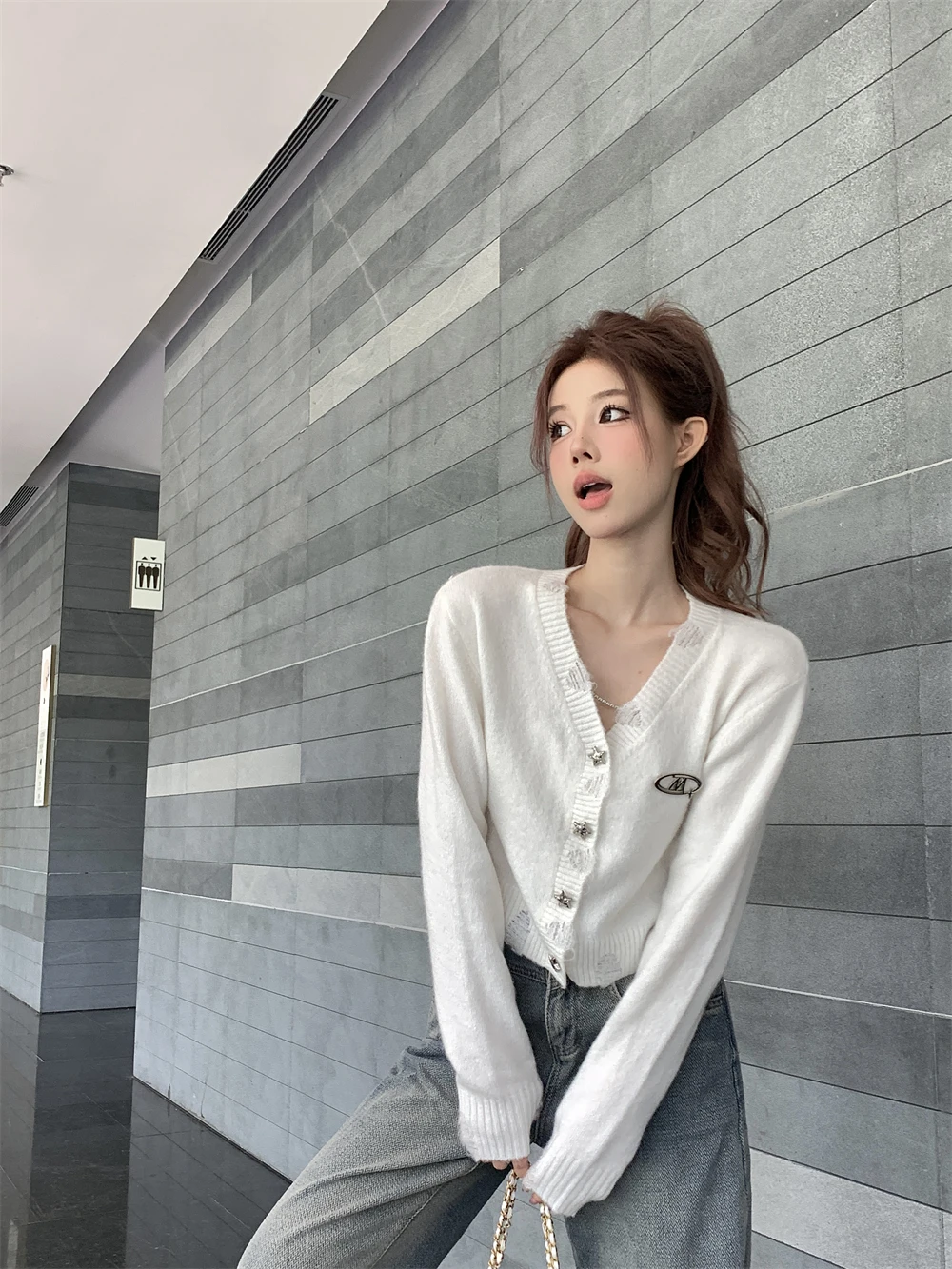 

GGB4921 Broken V-neck long sleeved knit shirt Korean version 2023 new design sense niche short spicy girl style top