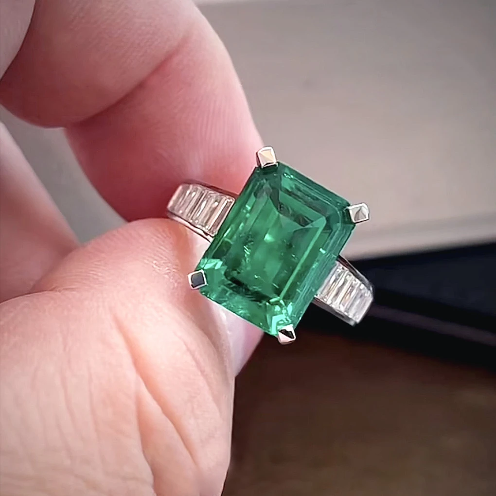 Кольцо из серебра 100% пробы с изумрудом и бриллиантами