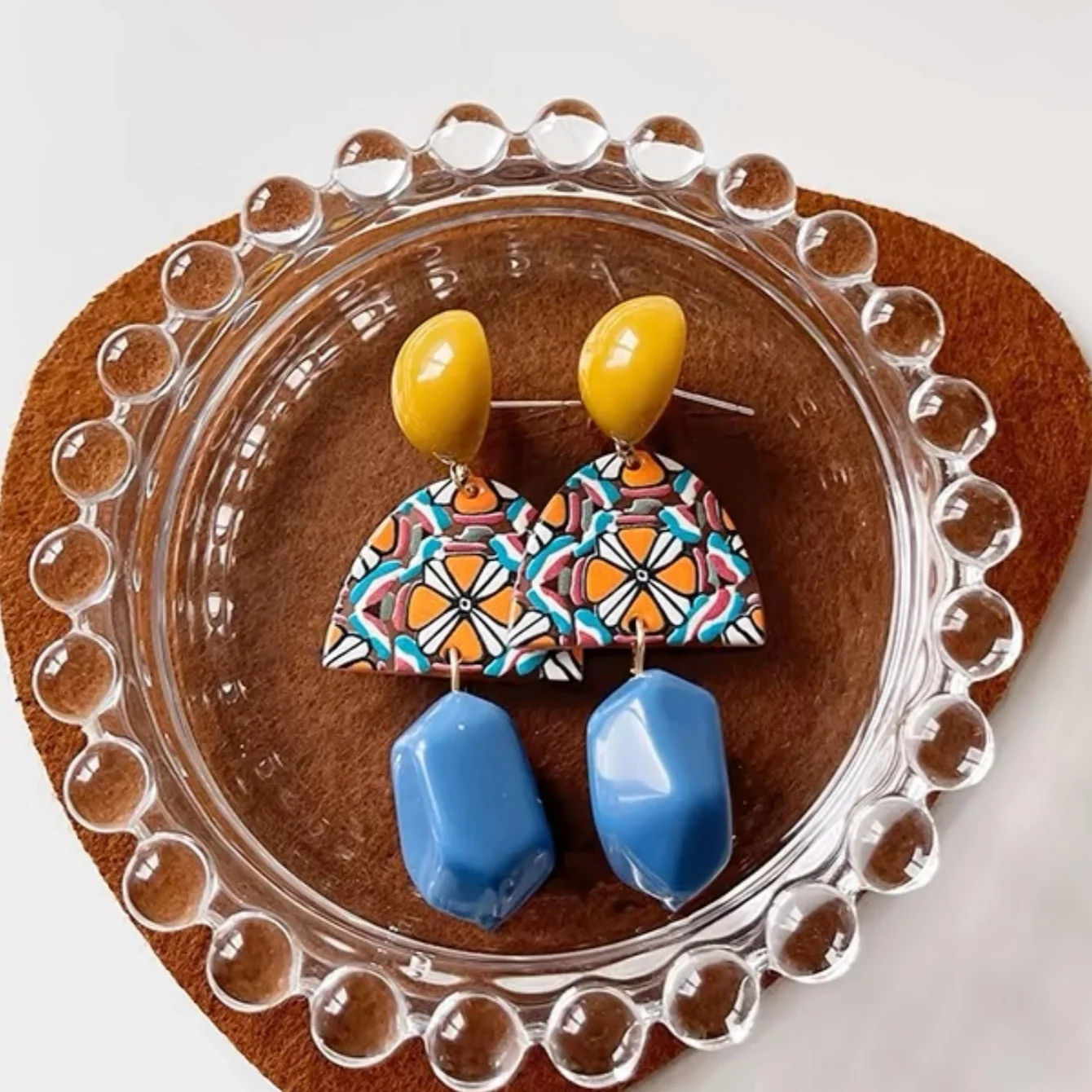 Пара простых синих ретро-сережек в стиле барокко