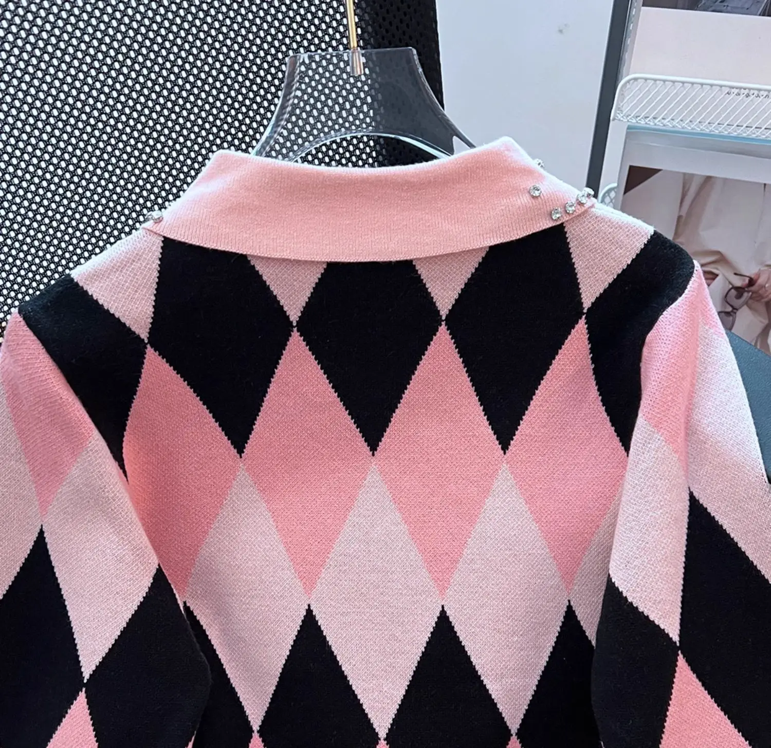 Пуловер с высокой талией и вышивкой кошки украшенный бриллиантами свитер для