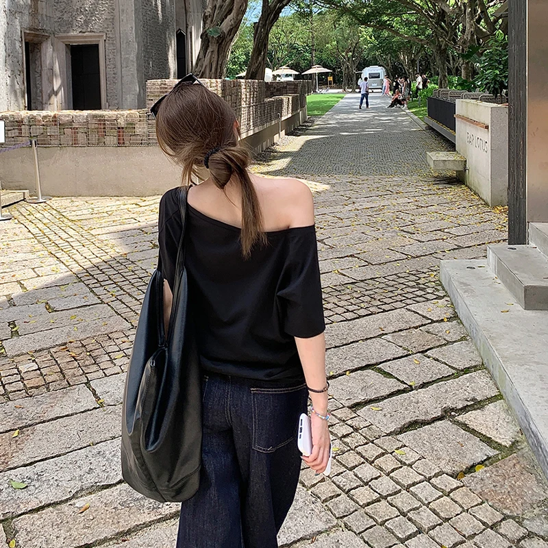 Свободная футболка с открытыми плечами и коротким рукавом