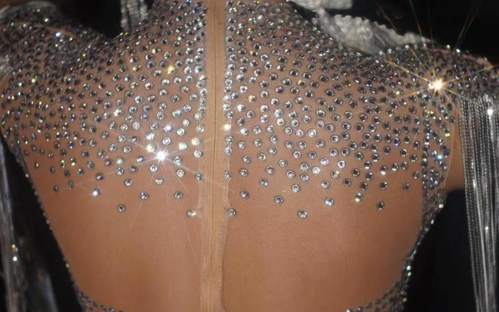 Серебряное блестящее женское платье с бахромой для ночного клуба празднования