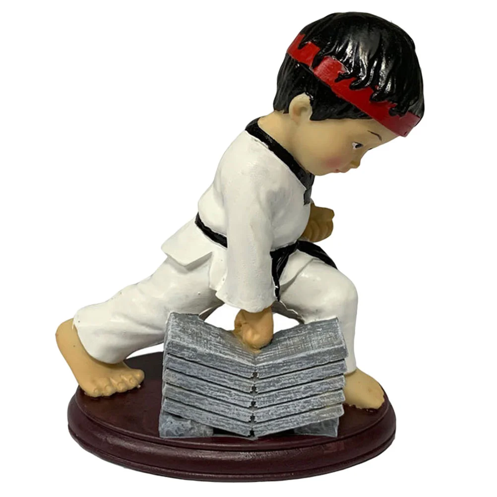 Миниатюрный мальчик из смолы с орнаментом тхэквондо сувенирный декор фигурка