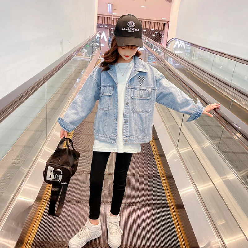 

Джинсовая куртка для девочек-подростков, модная верхняя одежда из денима, повседневные жакеты с лацканами и надписью Love, одежда для детей 4-14...