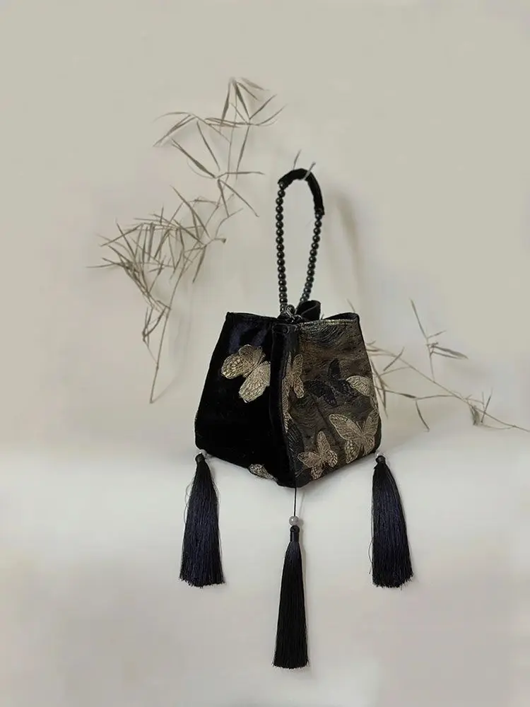 Новинка 2024 женская сумка-мешок через плечо с золотистой бабочкой и кисточкой