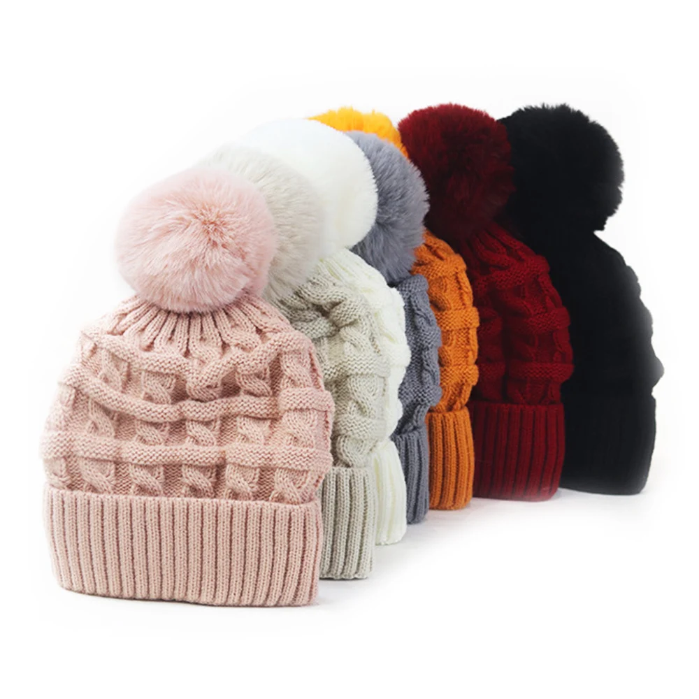 Шапка-бини для женщин на зиму с теплым подкладом из плотной вязки, мягким плюшевым помпоном, черного/белого цвета, однотонная, повседневного стиля, для активного отдыха на улице и учебы.