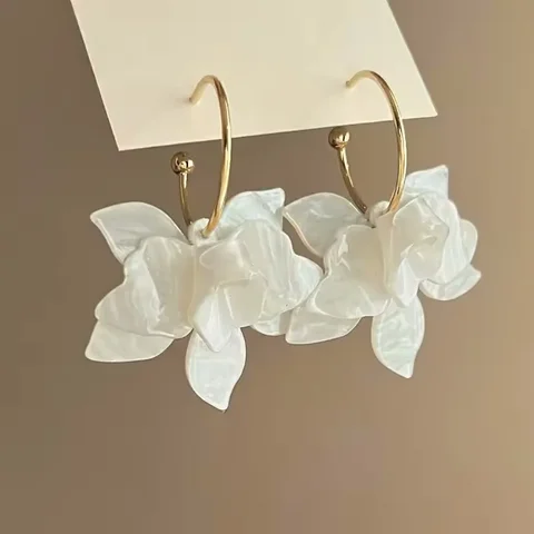 Бело-коричневые серьги-кольца из смолы с цветком