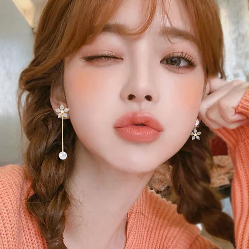 Ассиметричные серьги-гвоздики в виде цветка из серебра пробы |