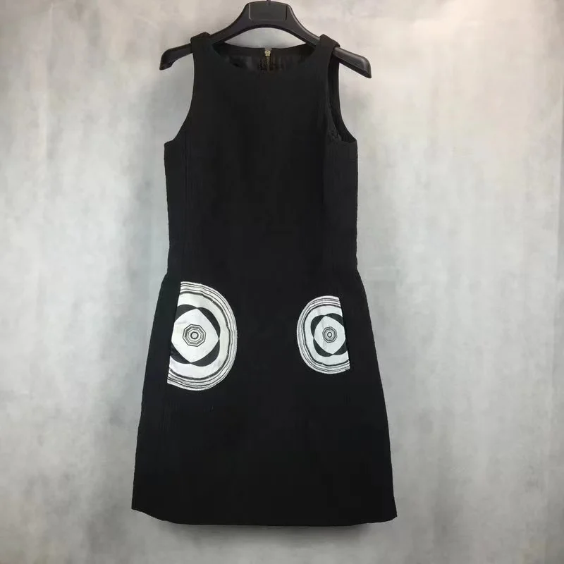 

Облегающее летнее платье без рукавов с круглым вырезом