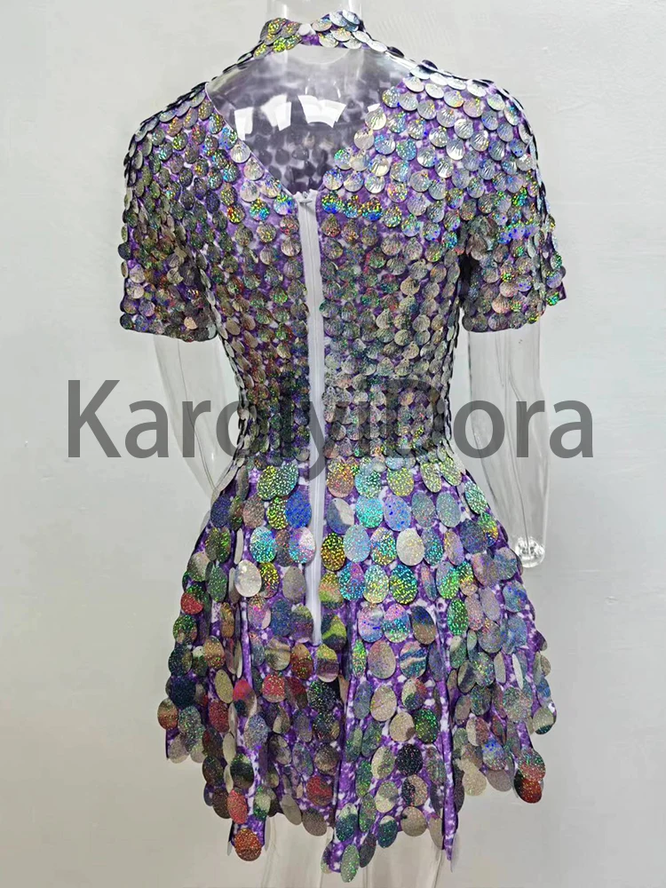 Серебристое мини-платье с блестками для танцев