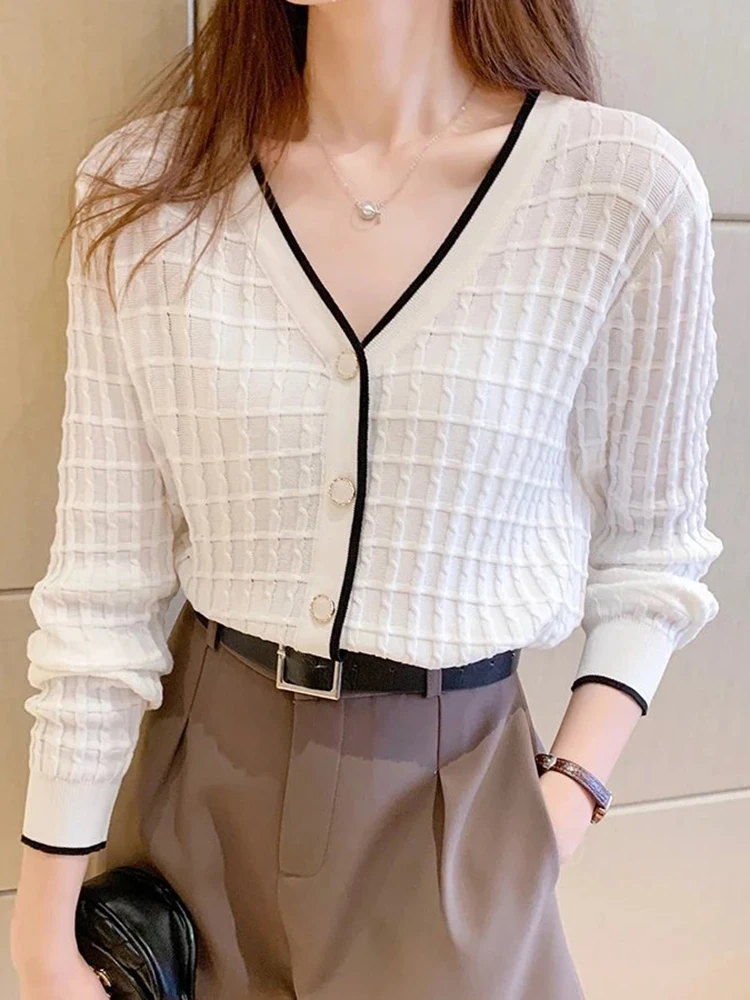 Свитер женский трикотажный в полоску с V-образным вырезом и пуговицами