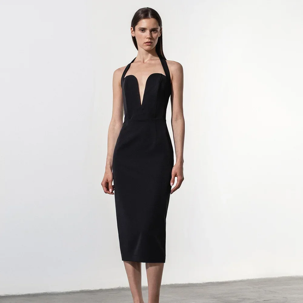 Женское платье с открытой спиной и лямкой на шее черное облегающее средней длины