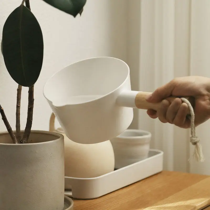 

Пластиковая ложка для воды с длинной ручкой, многофункциональная углубляющая ложка для воды с деревянной ручкой